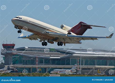 Boeing 727 takeoff (2) - sound effect