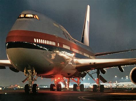 Boeing 747 aircraft: flying by - sound effect
