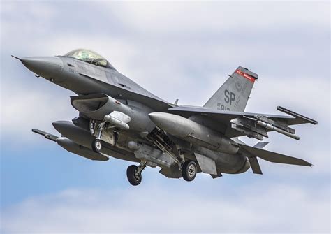F-16 aircraft flying overhead (2) - sound effect