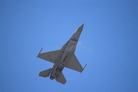 F-16 aircraft flying overhead (2) - sound effect