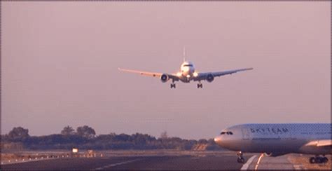 Planes are moving, airport - sound effect