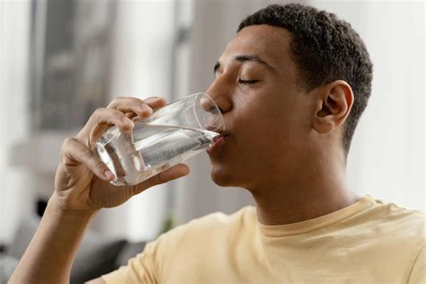 Man drinking liquid - sound effect