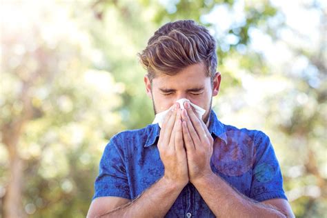 Man sneezes (2) - sound effect