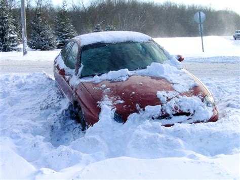 Car stuck in the snow - sound effect