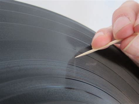 Record player stylus scratches record - sound effect