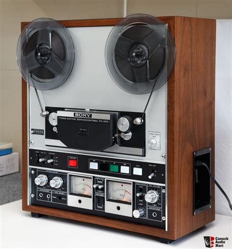 Reel-to-reel tape recorder, rewind, tape noise - sound effect