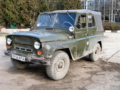 Auto uaz: the engine is running, driving off - sound effect