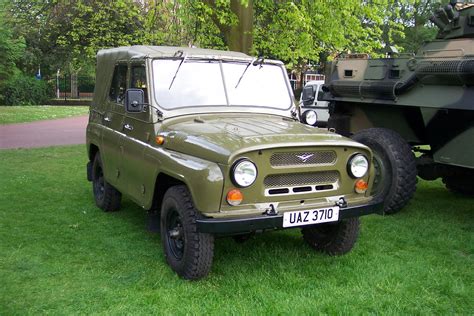 Auto uaz: the engine is running, driving off - sound effect