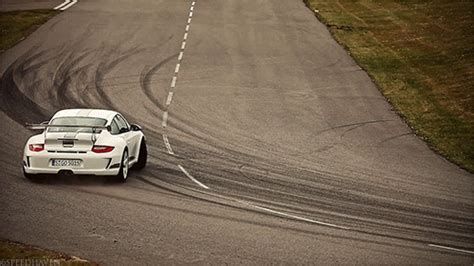 Car moving slowly on gravel - sound effect