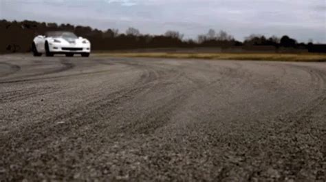 Car slows down on the sand - sound effect