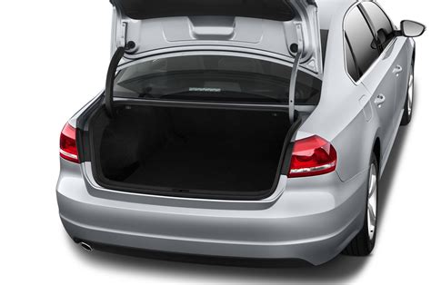 Car trunk: opens automatically and closes - sound effect