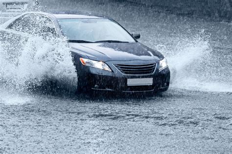 Driving on wet ground - sound effect