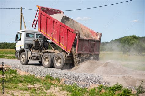 Dump truck is unloading - sound effect