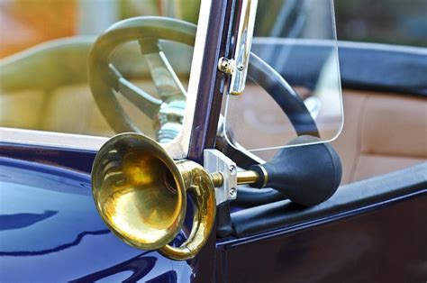 Car horn, short and long - sound effect