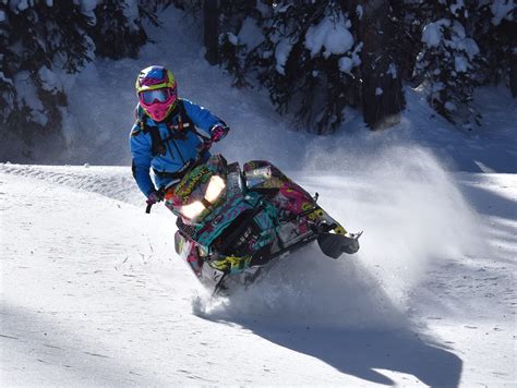 Snowmobile: moves, drives up and stands still - sound effect