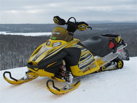 Snowmobile: moves, drives up and stands still - sound effect