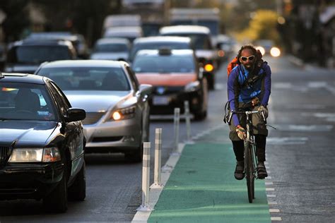 Cycling in the city, street traffic - sound effect