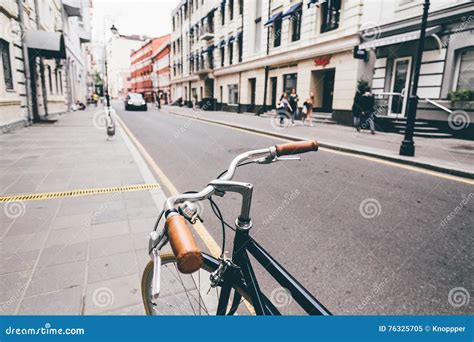 Cycling around the city - sound effect