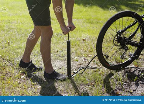 Inflating a wheel with a bicycle pump - sound effect