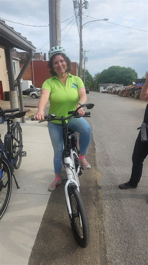 Woman walks by, bicycle rolls by - sound effect