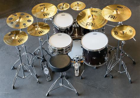 Drum roll and cymbals - sound effect