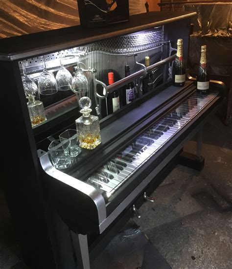 Bar with piano - sound effect