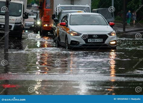 City traffic after the rain - sound effect