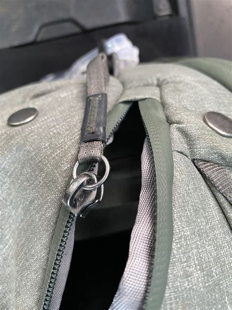 Zipper on luggage bag - sound effect