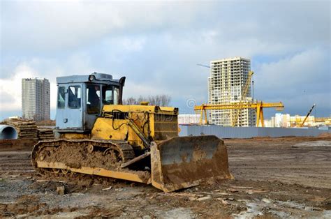Bulldozer maneuvers around the construction site - sound effect