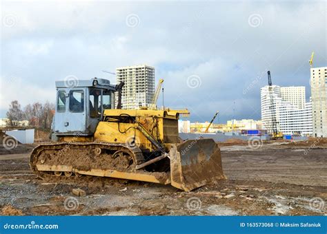 Bulldozer maneuvers around the construction site - sound effect