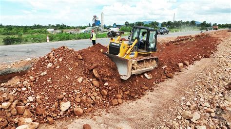 Bulldozer drives off, maneuvers - sound effect