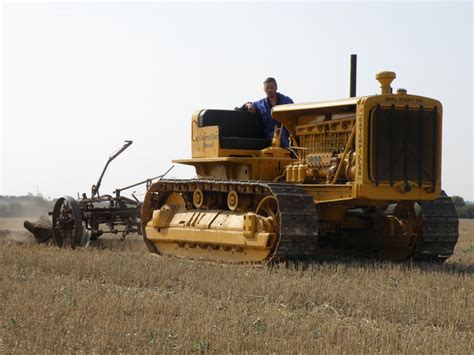 Caterpillar tractor in motion - sound effect