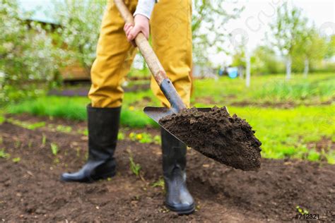 Digging the ground with a shovel - sound effect