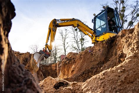 Sound of an excavator digging a hole