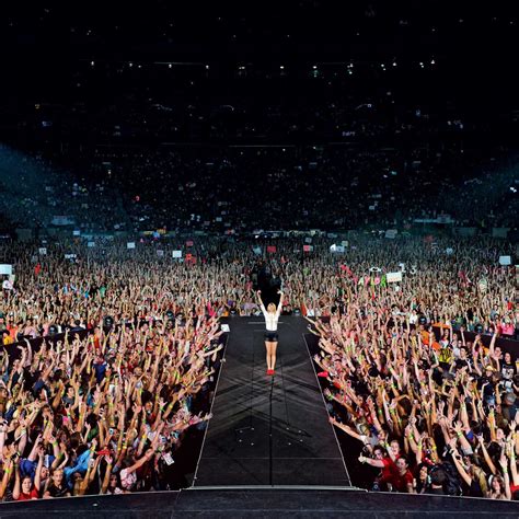 Pop concert, big crowd - sound effect