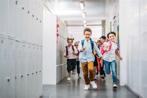 Students in the corridor - sound effect