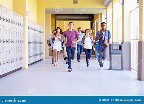 Students in the corridor - sound effect