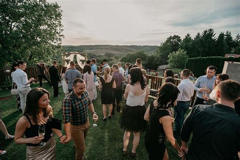 Wedding crowd: guests arriving - sound effect