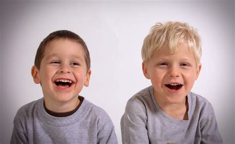 Children laugh (2) - sound effect