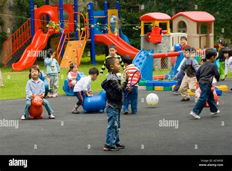 Playground, kindergarten - sound effect