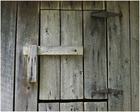 Rustic door with a noisy latch - sound effect
