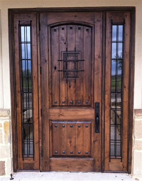 Rustic door with a noisy latch - sound effect