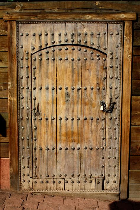 Wooden doors with an iron bolt: creaking, opening, closing - sound effect