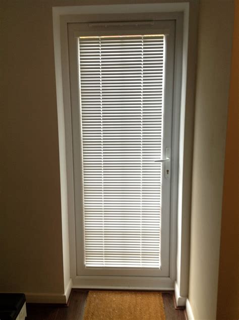 Door with blinds: opening and closing - sound effect