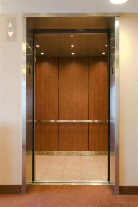 Elevator doors open - sound effect