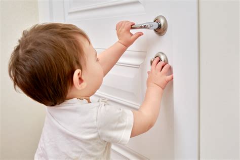 Opening and closing the bathroom door - sound effect