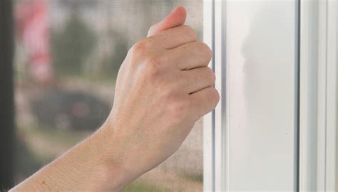 Strong knock on glass door - sound effect