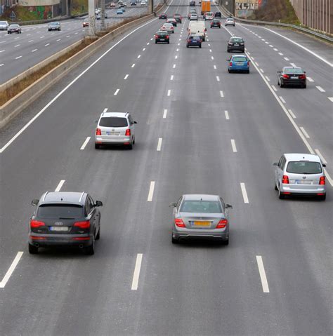 Car traffic: driving from left to right - sound effect