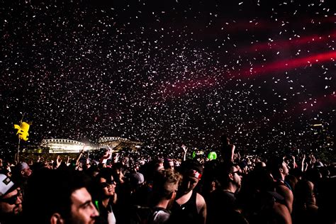 Fireworks, a crowd of people - sound effect