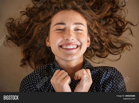 Laughter of a cheerful woman - sound effect